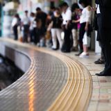 人身事故で電車が止まった ある男性が駅員にいった言葉に「頭いい!」 人身事故で電車が止まった ある男性が駅員にいった言葉に「頭いい!」