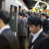 「そんなこと言う！？」電車で疲れ顔のサラリーマンが、足の悪い女性にいったこと