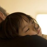 子どもを寝かしつけるのが上手な父　コツを聞いたら吹き出した！