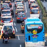 運転中に、反対車線の車が突然パッシング!「なんだ、警察か」と思ったら? 運転中に、反対車線の車が突然パッシング!「なんだ、警察か」と思ったら?