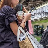 電車内でスマホに夢中の母 幼い息子の『ひと言』に、周囲が凍り付く 電車内でスマホに夢中の母 幼い息子の『ひと言』に、周囲が凍り付く