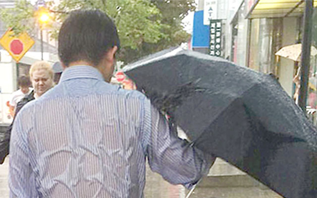 The Reason Why This Man Does Not Hold An Umbrella Above His Head