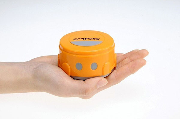 This Palm-Sized Tiny Robot Cleaner “Swipes” Your Gadgets