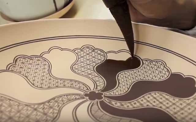 Japanese Craftsman Free-Handedly Painting Bowl Will Make You Hold Your Breath