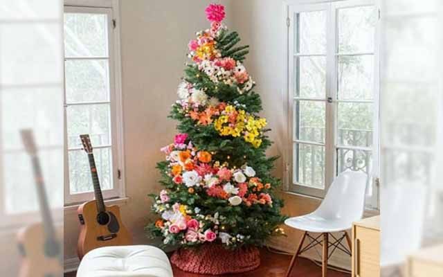 People Are Decorating Their Christmas Trees With Flowers And They Look Amazing!