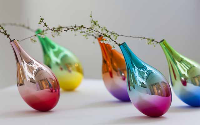 This Japanese Designer Makes Flower Vases That Swing When Petals Fall