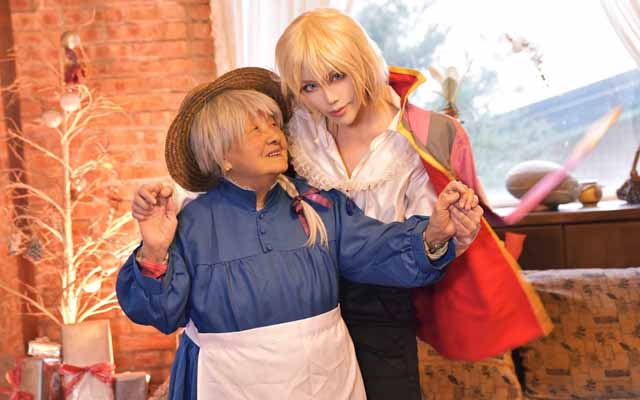 Cosplayer’s Grandmother Joins In A Touching Howl’s Moving Castle Cosplay Photoshoot