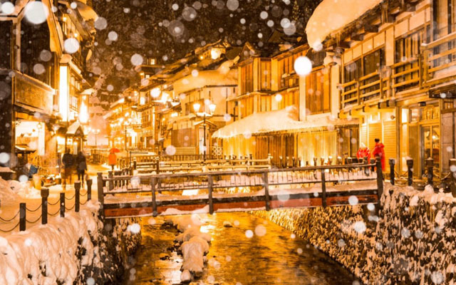 Japanese Twitter User Traveling Tohoku Wound Up In A Gold, Snowy Heaven