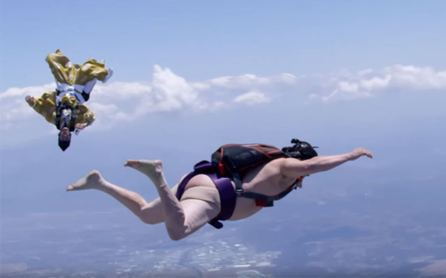 Sumo Wrestler Performs Ring Entrance Ceremony While Skydiving From 4,000 Meters (With A Referee)