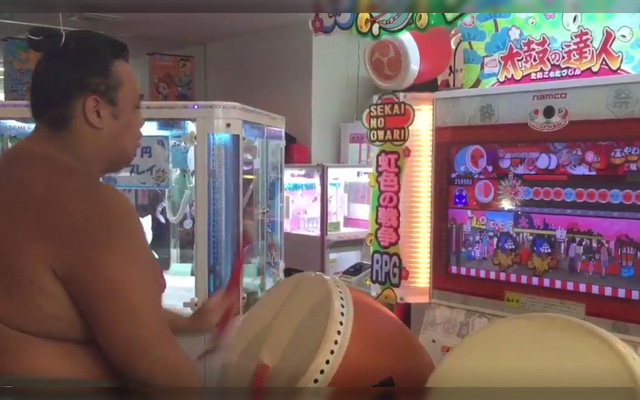 Sumo Wrestler Shows Off His Taiko Master Skills With Therapeutic Striking In Sumo Thong