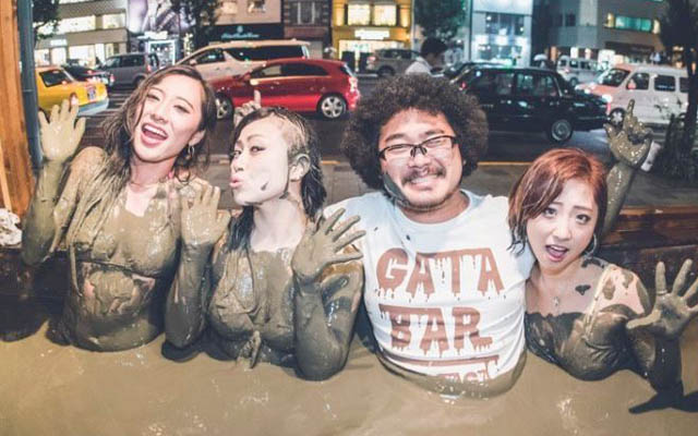There’s A Mud Bar In Tokyo Where You Can Bathe In Mud And…Drink!
