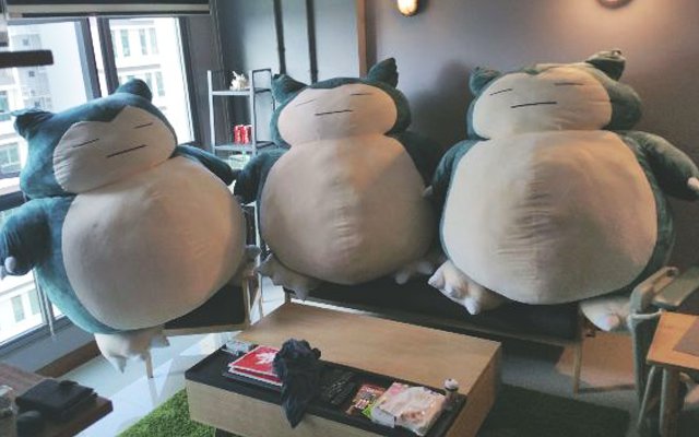 Man Tries To Surprise Girlfriend With 3 Snorlax Plushies, But Underestimates Their Size