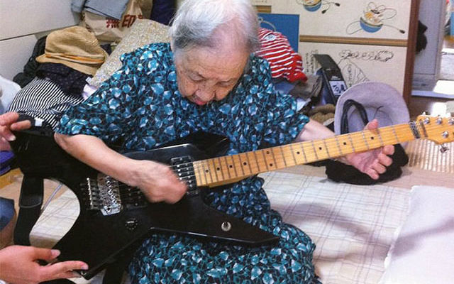 Awesome Grandma Dances Into Grandson’s Room And Rocks Out On His Electric Guitar