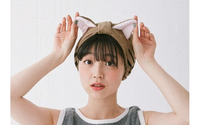 Cat-Ear Hair-Band And Cat-Paw Foot Covers Make Post Bath Time A Feline Grooming Session