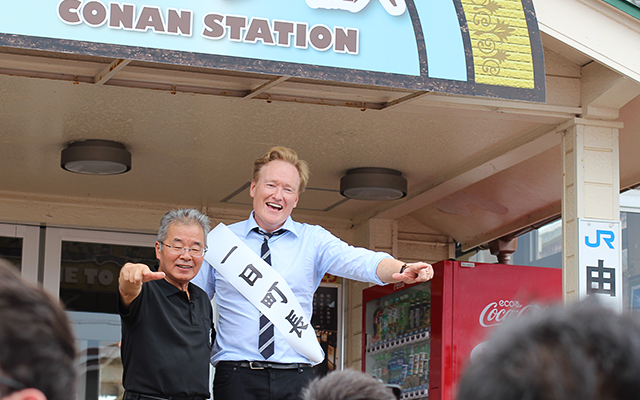 Conan O’Brien Becomes Mayor of Conan Town For a Day, Serves Free Hamburgers
