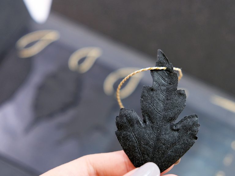 Give your Christmas tree a special scent with Japanese fallen leaf incense ornaments