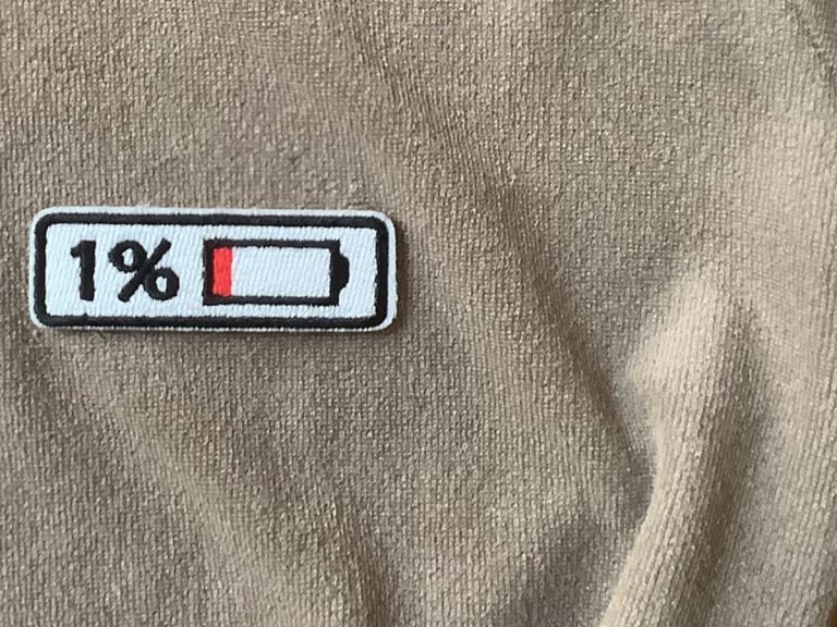 Teenage son updates hardworking mom’s t-shirt with a “battery level indicator”