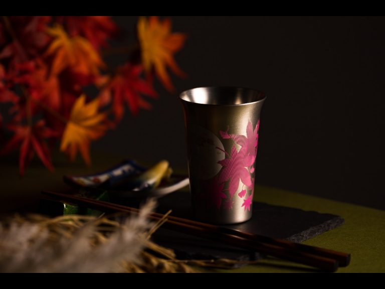 Stylish sake mugs change the color of dancing autumn leaves based on temperature
