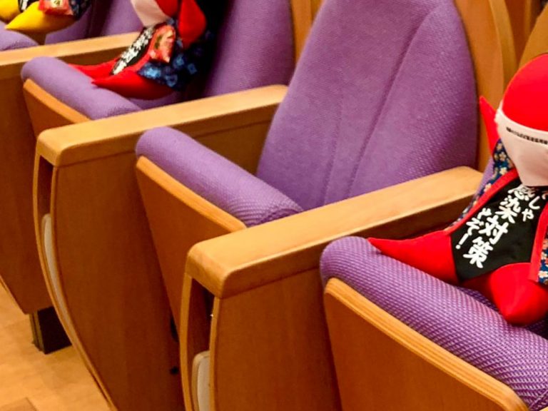 Japanese concert hall uses local traditional dolls to implement social distance