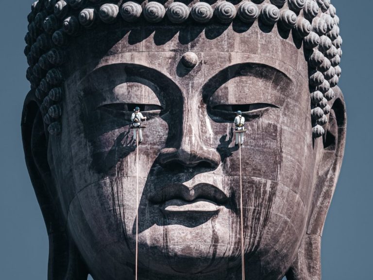 Photographer captures perfect shots of Japan’s Great Buddha “crying”