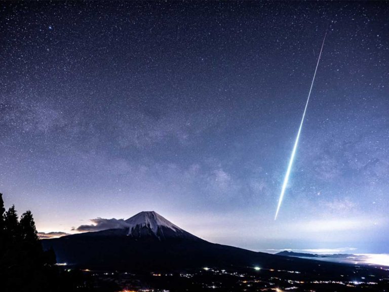 Photos of meteor soaring over Izu Oshima island and Mt. Fuji are simply breathtaking