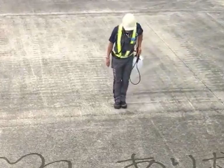 Airport runway staff in Japan treats departing guests to touching message of gratitude