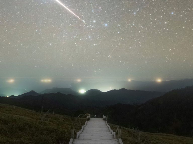 Twitterers are star-struck by amateur Japanese photographer’s stunning shooting star photo