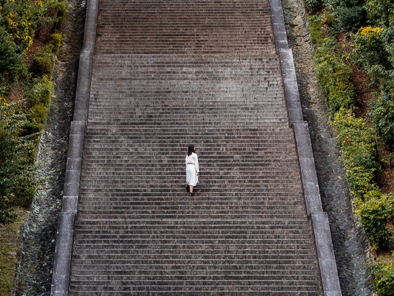 Photographer shows just how grueling the stairs are at Tomb of Emperor Meiji in one shot