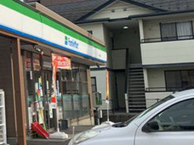 Japanese convenience store’s unreasonably long signboard has people scratching their heads