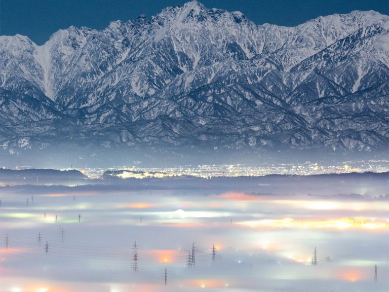 Photographer captures gorgeous miracle that swirls under mountain range