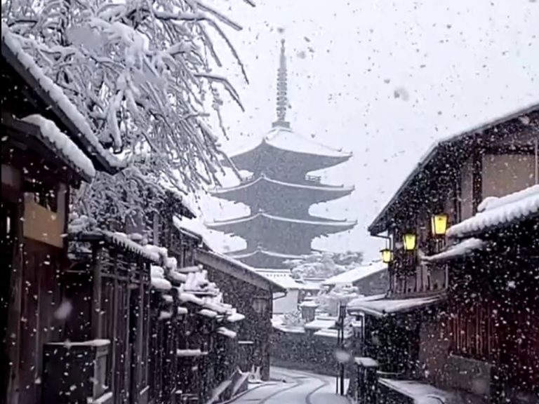 Reverse video of snowfall in snow-covered Kyoto gives the area a whole new layer of beauty