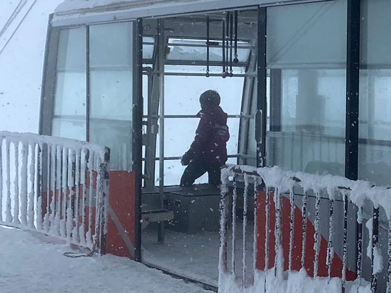 Blizzard turns ropeway in Japan into icy and ominous video game level