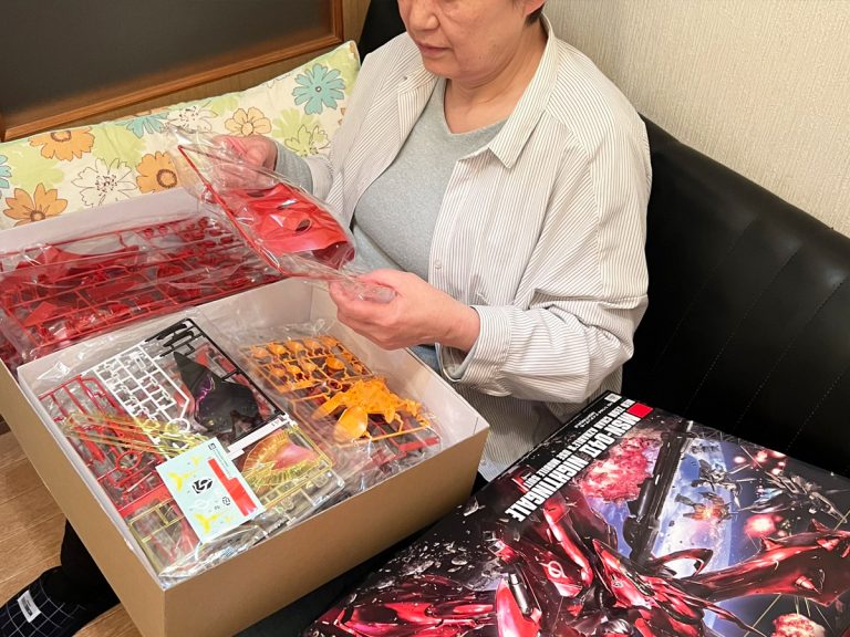 Grandma in her 70’s wows with first ever Gundam models she makes to connect to grandchildren