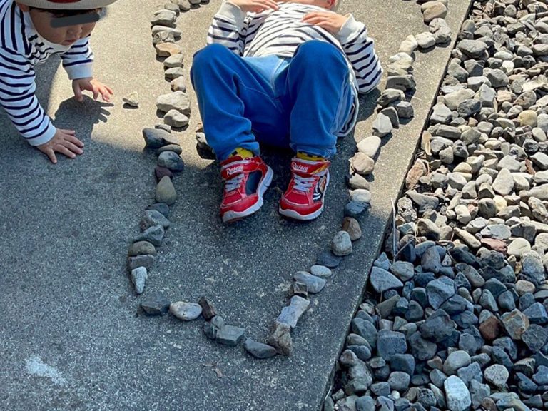 3-year-old makes a frame of stones but his word for it stuns Twitter: “What a vivid imagination!”