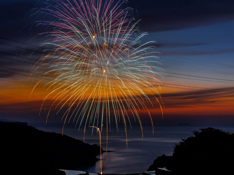 “I finally got it!”  Fireworks reflected on famous rice terrace in Japan are truly spectacular