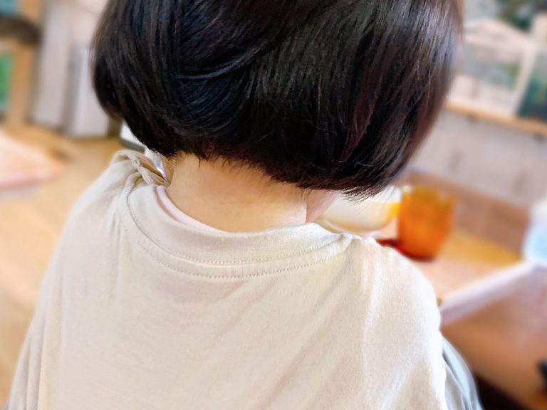 “I thought she was in elementary school!” How old is this girl with the pretty bob haircut?