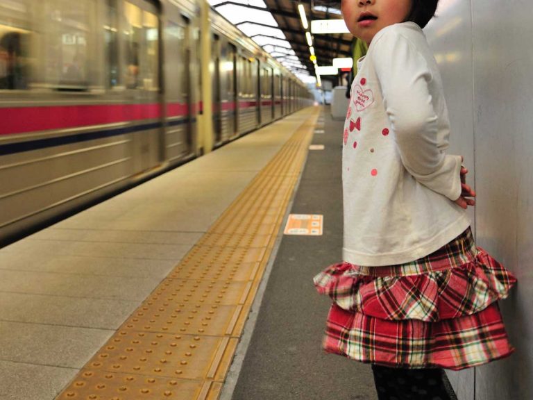 Train announcement thrills girl but Dad’s one-liner wins praise: “I cracked up!”; “Best dad!”