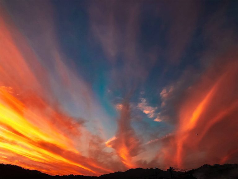 “Godlike!”  Photographer captures fiery “phoenix” in Japan sky