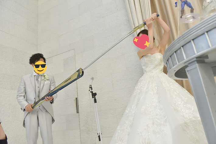 Anime-loving bride's wedding dream comes true, cutting cake with Exaclibur  from Fate/Zero and Attack on Titan gear – grape Japan