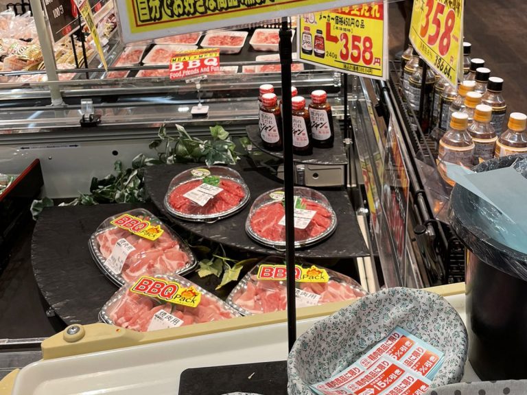 Japanese supermarket lets customers slap on their own discount stickers in generous meat sale system