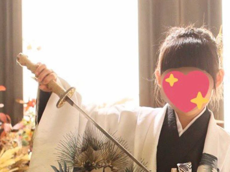 Japanese daughter doesn’t want “girly” kimono for ceremonial photoshoot, unsheathes epic look instead