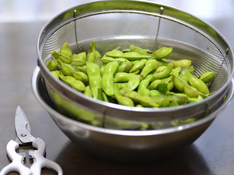 How to make delicious edamame without boiling