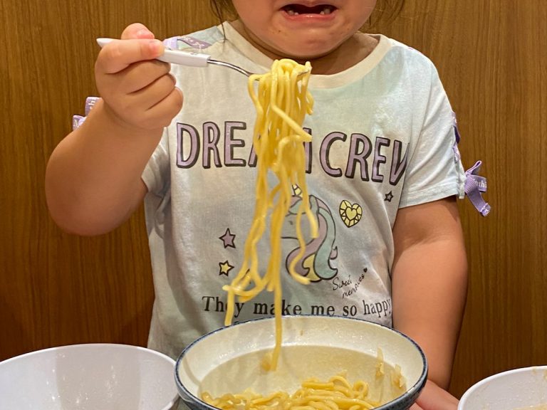 4-year-old girl’s reaction eating her first bowl of Iekei ramen has Twitter in stitches