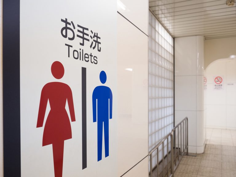 Solid Snake voice actor Akio Otsuka’s reaction to unreasonable toilet sign has netizens in stitches