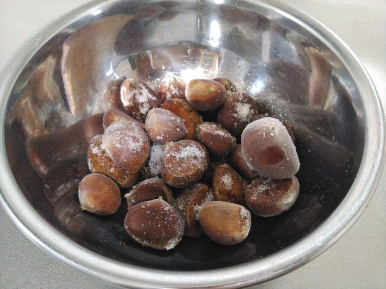 This simple lifehack makes peeling raw chestnuts a cinch