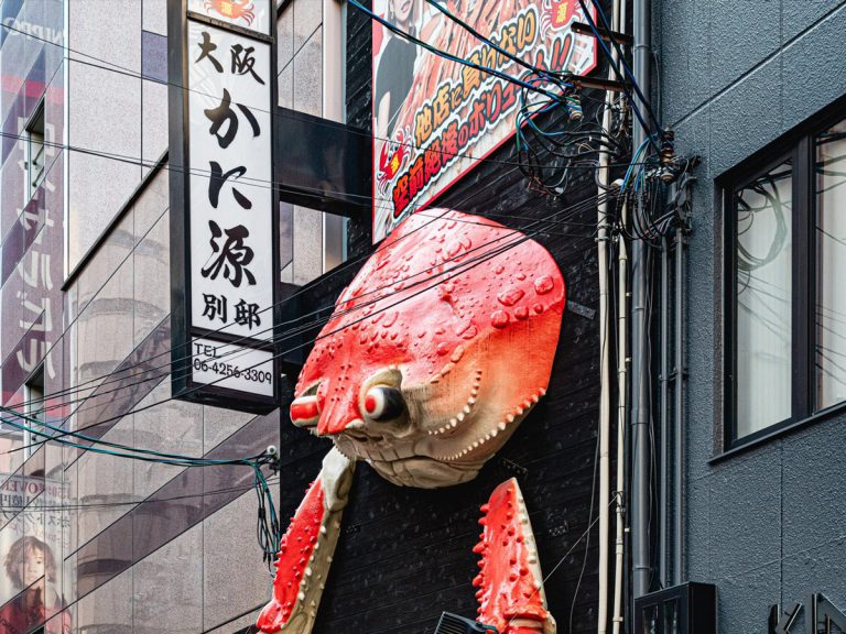 Photo of crab restaurant looks “like a scene from a horror movie”