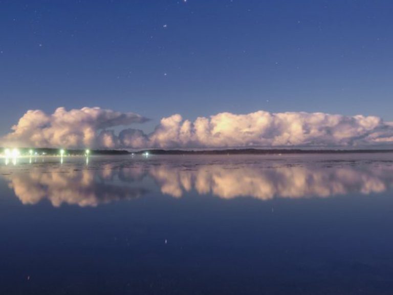Photographer’s shot of “The Big Dipper floating on a lake” has many in love with Hokkaido scenery