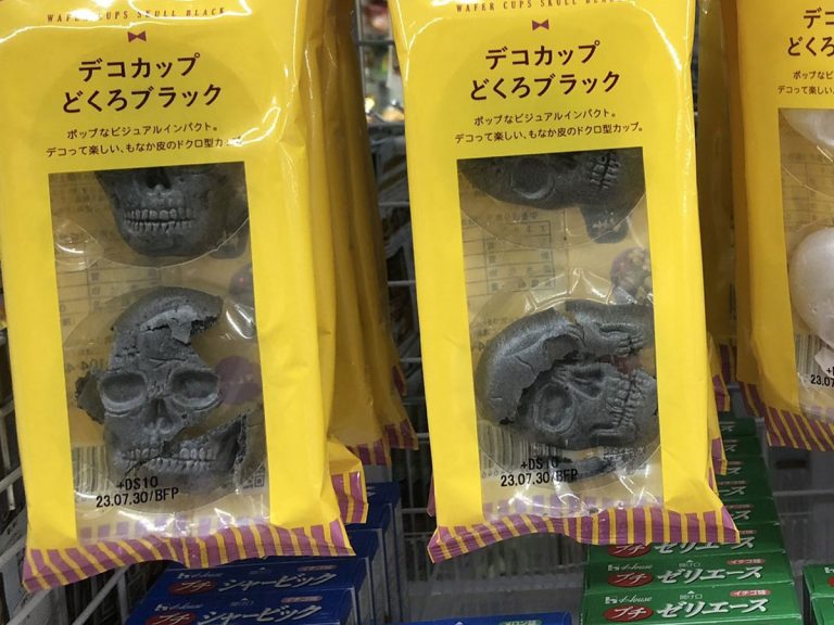 Broken wafers from Daiso turned into brilliant work of Halloween sweets art