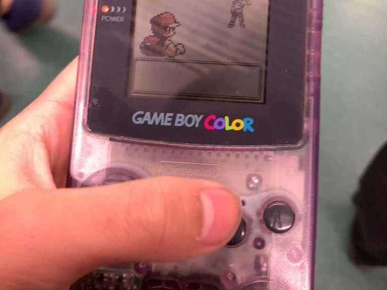 Student’s reaction to seeing a Game Boy Color for the first time has Japanese gamers reeling