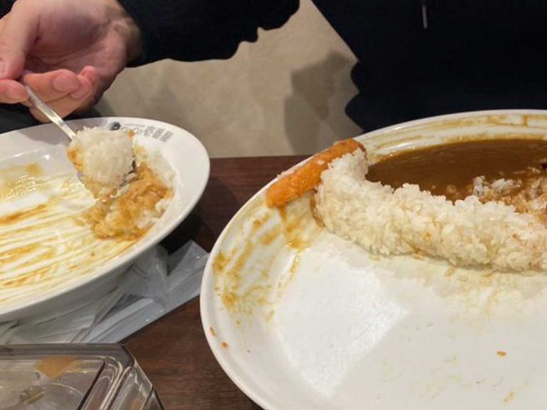 Diner’s “too good” way of eating curry has foodies in awe